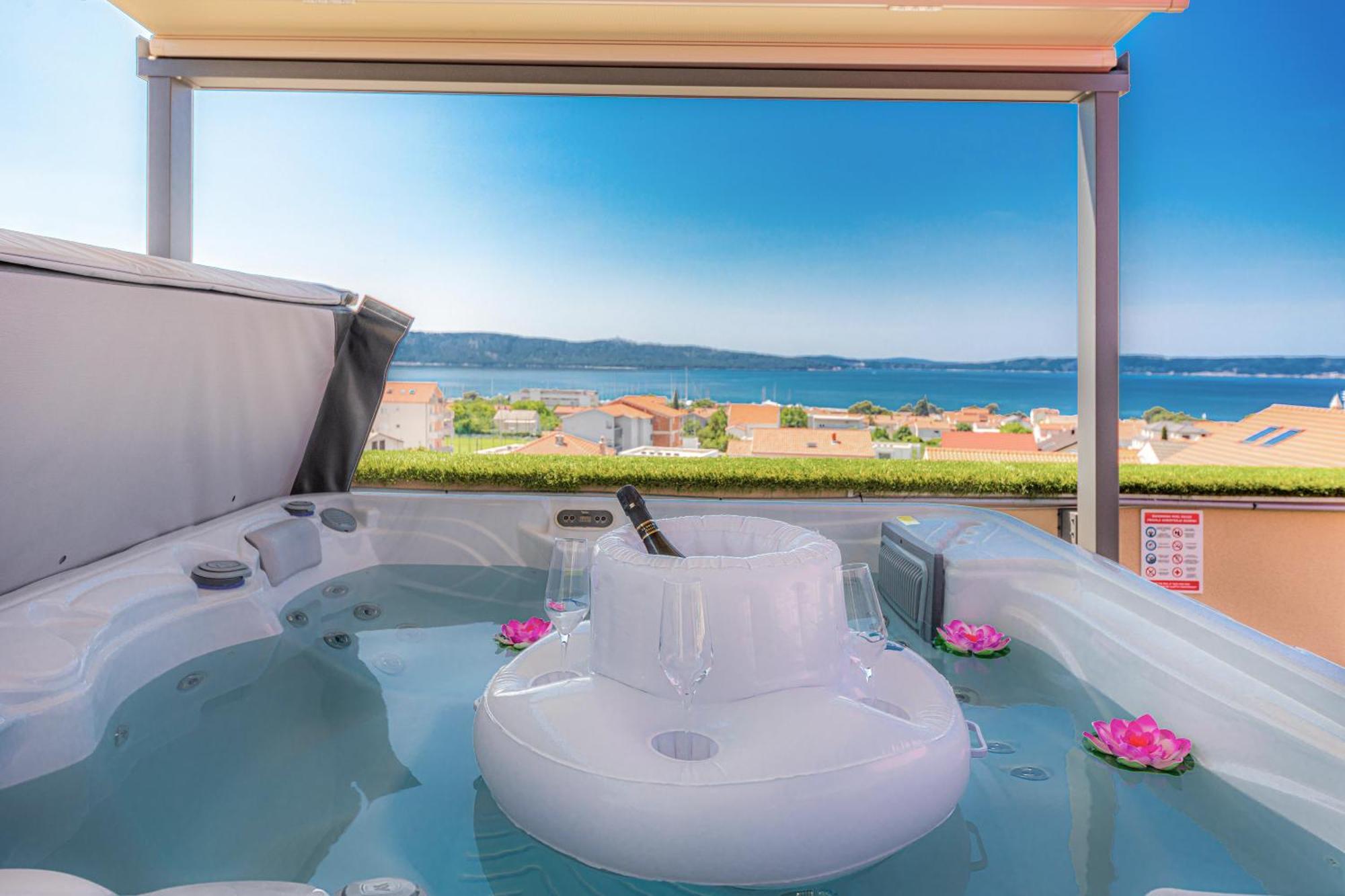 Sky, Luxury With Sea-view And Jacuzzi Apartment