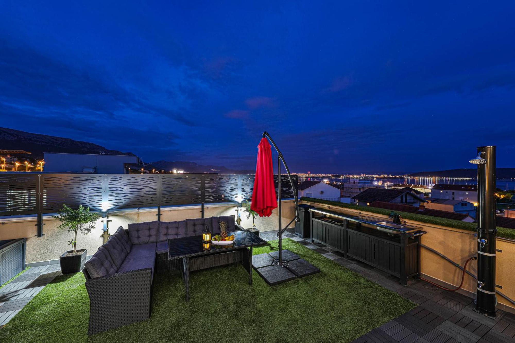 Sky, Luxury With Sea-view And Jacuzzi Kastela