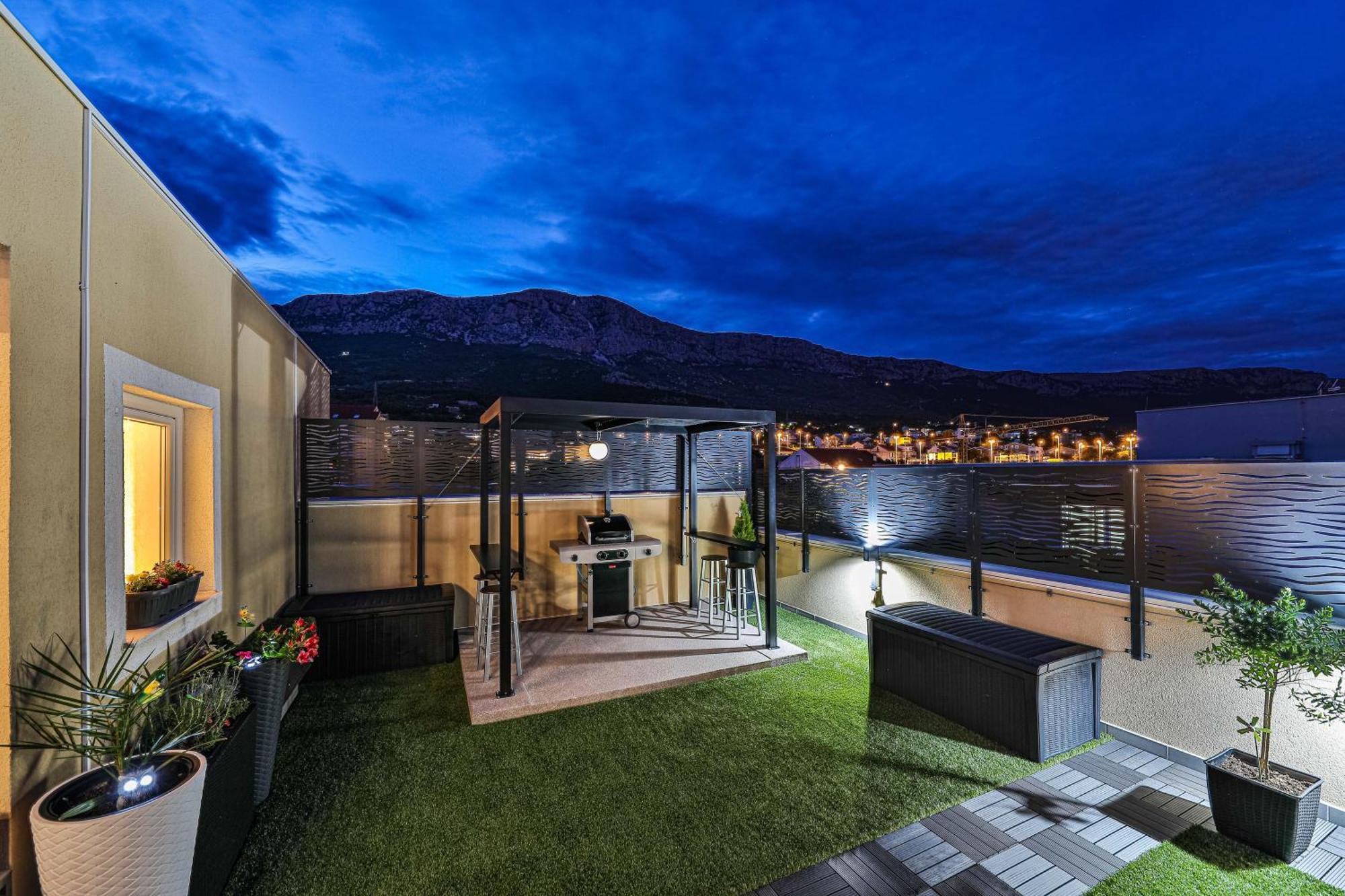 Sky, Luxury With Sea-view And Jacuzzi Apartment Kastela